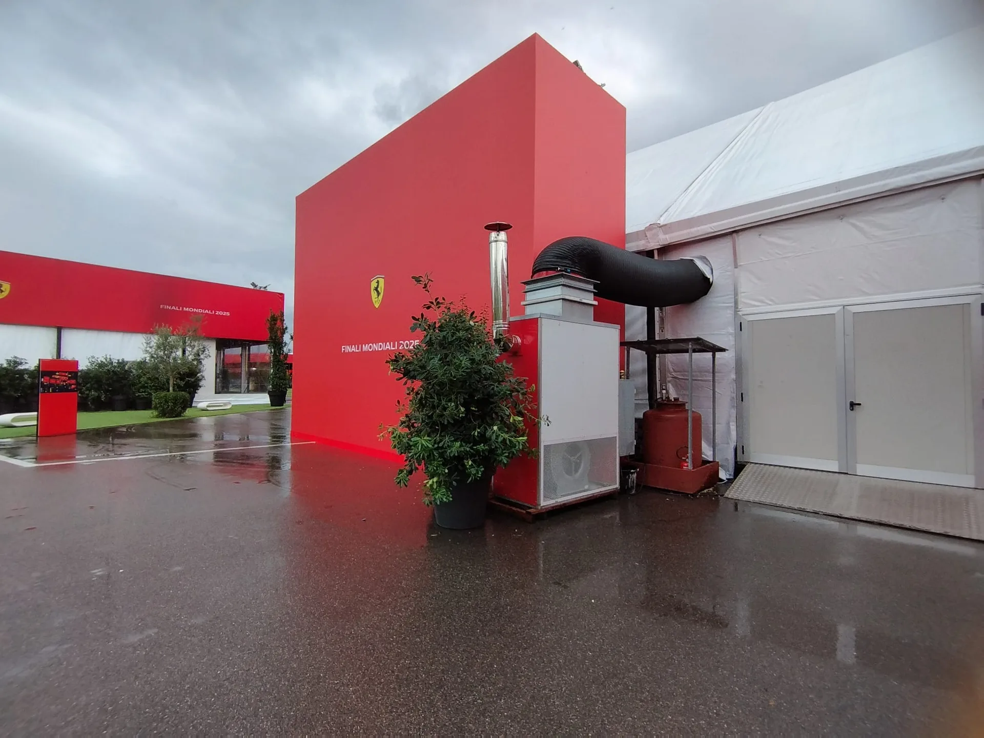 Ingresso area espositiva — realizzazione R&F Air Rent