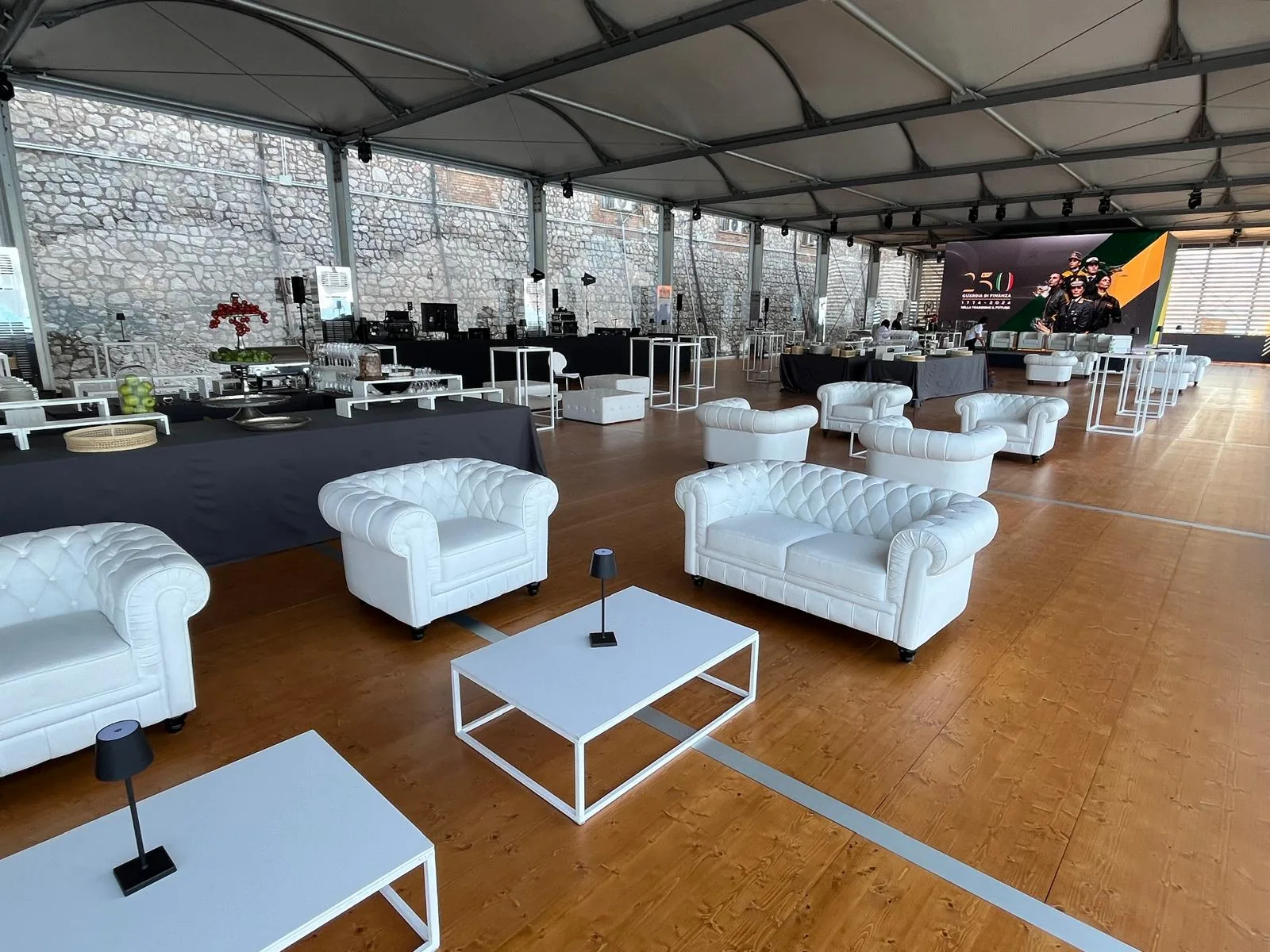 Lounge temporanea — realizzazione R&F Air Rent