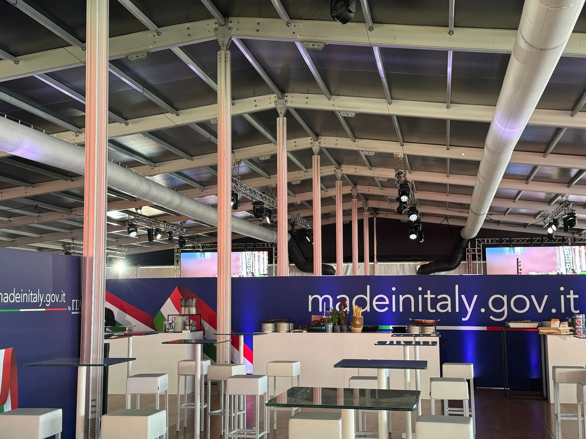 Stand istituzionale — realizzazione R&F Air Rent