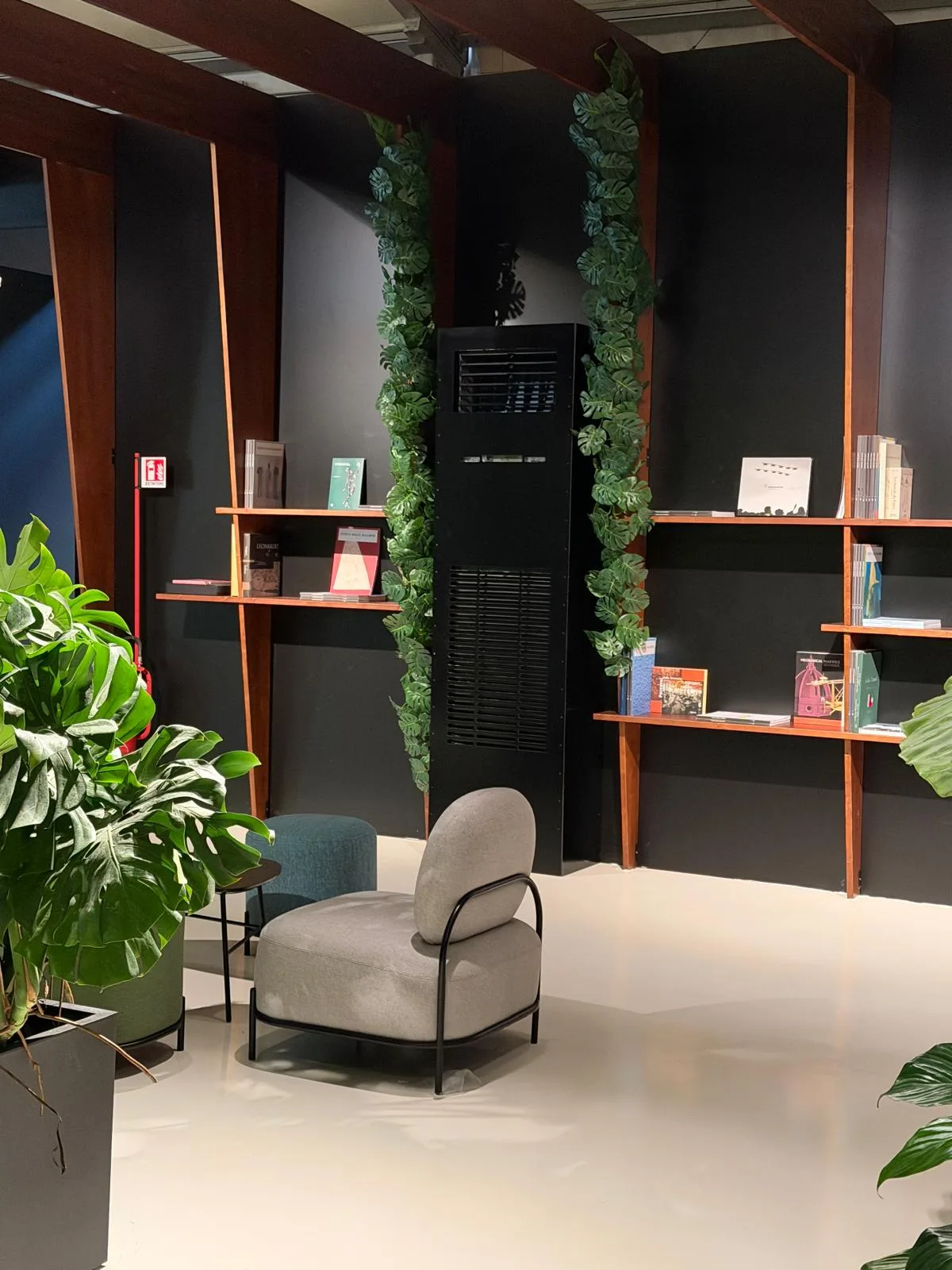 Lounge espositiva — realizzazione R&F Air Rent