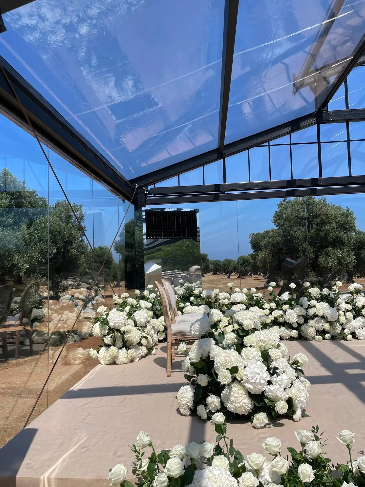 Serra con fiori — realizzazione R&F Air Rent