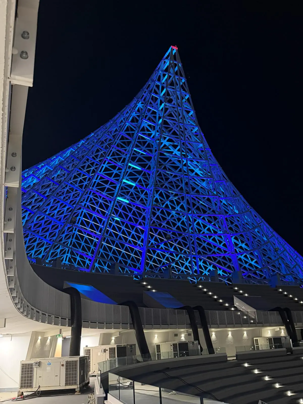 Piramide blu — realizzazione R&F Air Rent